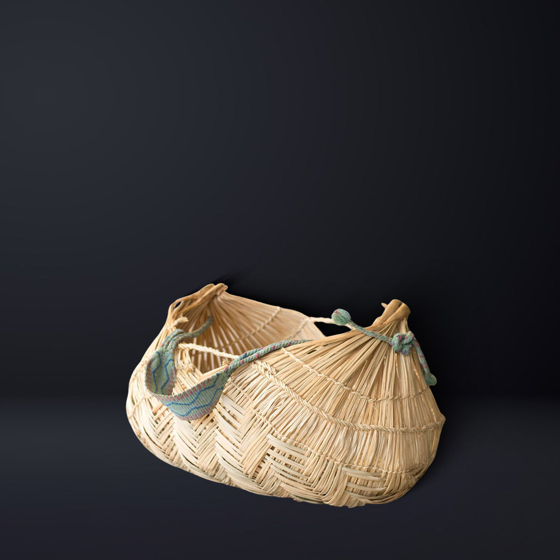 Baquité Basket in Natural Buriti Fiber - Xavante Ethnicity